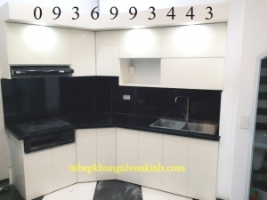 thiết kế tủ bếp nhôm cánh gỗ nhựa